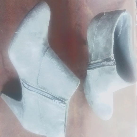 FIONI Clothing Shoes - Fioni Gray Suede Bootie